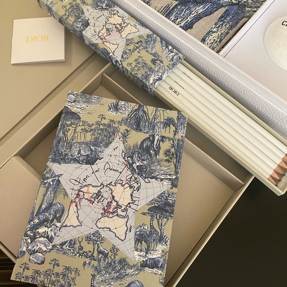 DIOR VIP PLATINUM GIFTS - Picture 5 of 6